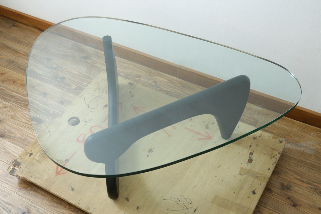 中古　リプロダクト品　イサム・ノグチ(Isamu Noguchi)　洗練されたモダンデザインが美しいセンターテーブル　(R-079767)