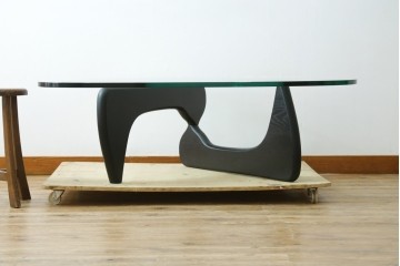 中古　リプロダクト品　イサム・ノグチ(Isamu Noguchi)　洗練されたモダンデザインが美しいセンターテーブル　(R-079767)
