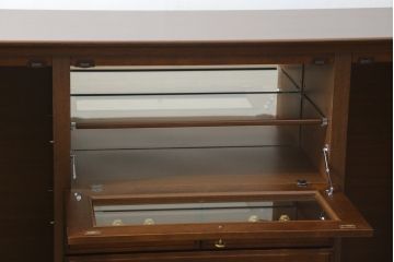 中古　美品　maruni(マルニ木工)　地中海シリーズ　引き出し4杯付き　照明と鏡付きで素敵なディスプレイが叶うサイドボード118(サイドキャビネット、飾り棚、収納棚、戸棚)(定価約29万円)(R-079770)