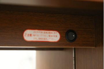 中古　美品　maruni(マルニ木工)　地中海シリーズ　引き出し4杯付き　照明と鏡付きで素敵なディスプレイが叶うサイドボード118(サイドキャビネット、飾り棚、収納棚、戸棚)(定価約29万円)(R-079770)