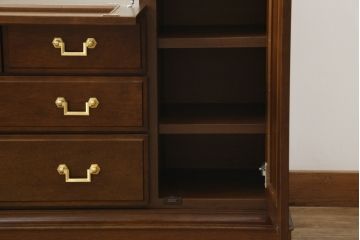 中古　美品　maruni(マルニ木工)　地中海シリーズ　引き出し4杯付き　照明と鏡付きで素敵なディスプレイが叶うサイドボード118(サイドキャビネット、飾り棚、収納棚、戸棚)(定価約29万円)(R-079770)