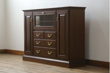 中古　美品　maruni(マルニ木工)　地中海シリーズ　引き出し4杯付き　照明と鏡付きで素敵なディスプレイが叶うサイドボード118(サイドキャビネット、飾り棚、収納棚、戸棚)(定価約29万円)(R-079770)