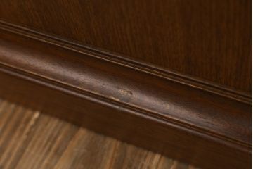中古　美品　maruni(マルニ木工)　地中海シリーズ　引き出し4杯付き　照明と鏡付きで素敵なディスプレイが叶うサイドボード118(サイドキャビネット、飾り棚、収納棚、戸棚)(定価約29万円)(R-079770)