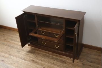 中古　美品　maruni(マルニ木工)　地中海シリーズ　引き出し4杯付き　照明と鏡付きで素敵なディスプレイが叶うサイドボード118(サイドキャビネット、飾り棚、収納棚、戸棚)(定価約29万円)(R-079770)