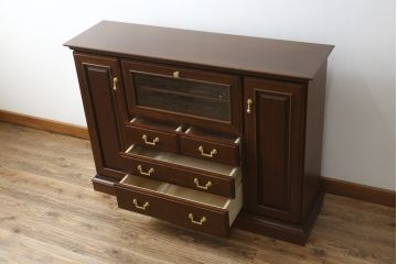 中古　美品　maruni(マルニ木工)　地中海シリーズ　引き出し4杯付き　照明と鏡付きで素敵なディスプレイが叶うサイドボード118(サイドキャビネット、飾り棚、収納棚、戸棚)(定価約29万円)(R-079770)