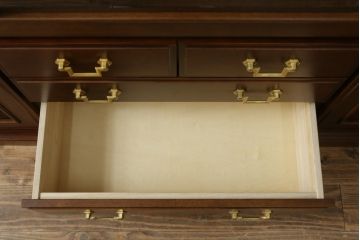 中古　美品　maruni(マルニ木工)　地中海シリーズ　引き出し4杯付き　照明と鏡付きで素敵なディスプレイが叶うサイドボード118(サイドキャビネット、飾り棚、収納棚、戸棚)(定価約29万円)(R-079770)