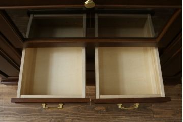 中古　美品　maruni(マルニ木工)　地中海シリーズ　引き出し4杯付き　照明と鏡付きで素敵なディスプレイが叶うサイドボード118(サイドキャビネット、飾り棚、収納棚、戸棚)(定価約29万円)(R-079770)