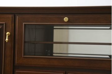 中古　美品　maruni(マルニ木工)　地中海シリーズ　引き出し4杯付き　照明と鏡付きで素敵なディスプレイが叶うサイドボード118(サイドキャビネット、飾り棚、収納棚、戸棚)(定価約29万円)(R-079770)