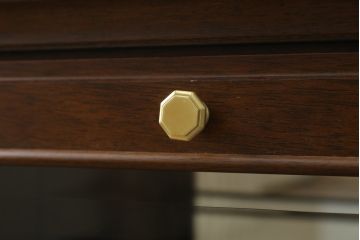 中古　美品　maruni(マルニ木工)　地中海シリーズ　引き出し4杯付き　照明と鏡付きで素敵なディスプレイが叶うサイドボード118(サイドキャビネット、飾り棚、収納棚、戸棚)(定価約29万円)(R-079770)