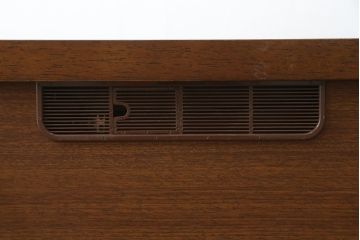 中古　美品　maruni(マルニ木工)　地中海シリーズ　引き出し4杯付き　照明と鏡付きで素敵なディスプレイが叶うサイドボード118(サイドキャビネット、飾り棚、収納棚、戸棚)(定価約29万円)(R-079770)