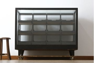和製ビンテージ　特注!!　ペイント仕上げ限定　黒いペイントが男前でカッコいいシャツケース(ガラスケース、Gケース、ショーケース、陳列棚、飾り棚、店舗什器、ヴィンテージ)(R-079773)