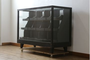 和製ビンテージ　特注!!　ペイント仕上げ限定　黒いペイントが男前でカッコいいシャツケース(ガラスケース、Gケース、ショーケース、陳列棚、飾り棚、店舗什器、ヴィンテージ)(R-079773)