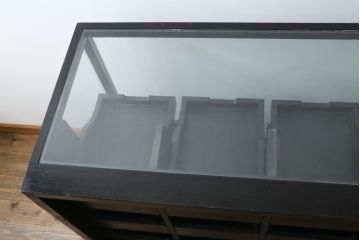 和製ビンテージ　特注!!　ペイント仕上げ限定　黒いペイントが男前でカッコいいシャツケース(ガラスケース、Gケース、ショーケース、陳列棚、飾り棚、店舗什器、ヴィンテージ)(R-079773)