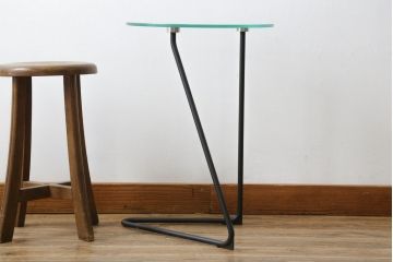 中古　美品　希少モデル!!　フランス　Ligne Roset(リーン・ロゼ)　ANGIE ANAKIS (アンジー・アナキス)デザイン　Rythme(リズム)　個性光るモダンデザインがおしゃれなサイドテーブル(ガラステーブル、カフェテーブル、コーヒーテーブル、丸テーブル、ラウンドテーブル、花台、飾り台)(R-079777)