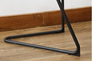 中古　美品　希少モデル!!　フランス　Ligne Roset(リーン・ロゼ)　ANGIE ANAKIS (アンジー・アナキス)デザイン　Rythme(リズム)　個性光るモダンデザインがおしゃれなサイドテーブル(ガラステーブル、カフェテーブル、コーヒーテーブル、丸テーブル、ラウンドテーブル、花台、飾り台)(R-079777)