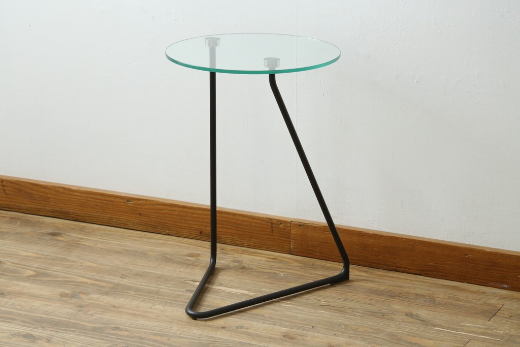 中古　フランス製　美品　希少モデル!!　Ligne Roset(リーン・ロゼ)　ANGIE ANAKIS (アンジー・アナキス)デザイン　Rythme(リズム)　個性光るモダンデザインのサイドテーブル　(R-079777)