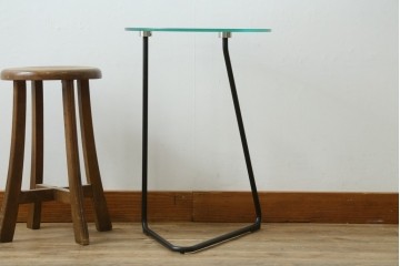 中古　フランス製　美品　希少モデル!!　Ligne Roset(リーン・ロゼ)　ANGIE ANAKIS (アンジー・アナキス)デザイン　Rythme(リズム)　個性光るモダンデザインのサイドテーブル　(R-079777)