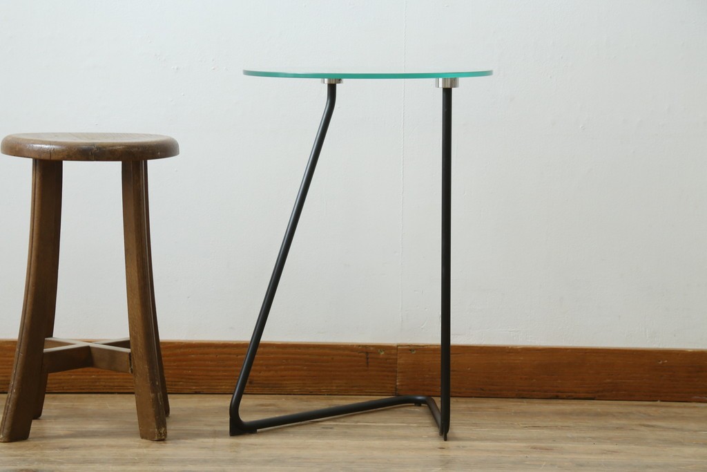 中古　フランス製　美品　希少モデル!!　Ligne Roset(リーン・ロゼ)　ANGIE ANAKIS (アンジー・アナキス)デザイン　Rythme(リズム)　個性光るモダンデザインのサイドテーブル　(R-079777)