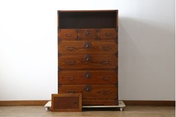 和製アンティーク　美品!!　明治大正期　前面欅(ケヤキ)材　杢目を活かしたデザインが魅力的な三段重ね最上箪笥(和たんす、衣装タンス、整理箪笥、収納箪笥、時代箪笥、引き出し、チェスト)(R-079778)