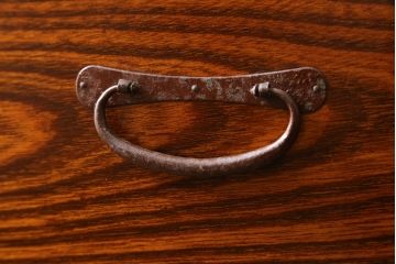 和製アンティーク　美品!!　明治大正期　前面欅(ケヤキ)材　杢目を活かしたデザインが魅力的な三段重ね最上箪笥(和たんす、衣装タンス、整理箪笥、収納箪笥、時代箪笥、引き出し、チェスト)(R-079778)