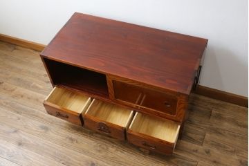和製アンティーク　美品!!　明治大正期　前面欅(ケヤキ)材　杢目を活かしたデザインが魅力的な最上箪笥ローボード(時代箪笥、和たんす、収納タンス、整理箪笥、収納棚、戸棚、テレビ台、TV台、TVボード、テレビボード)(R-079779)