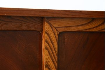 和製アンティーク　美品!!　明治大正期　前面欅(ケヤキ)材　杢目を活かしたデザインが魅力的な最上箪笥ローボード(時代箪笥、和たんす、収納タンス、整理箪笥、収納棚、戸棚、テレビ台、TV台、TVボード、テレビボード)(R-079779)