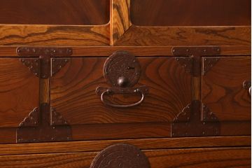 和製アンティーク　美品!!　明治大正期　前面欅(ケヤキ)材　杢目を活かしたデザインが魅力的な最上箪笥ローボード(時代箪笥、和たんす、収納タンス、整理箪笥、収納棚、戸棚、テレビ台、TV台、TVボード、テレビボード)(R-079779)