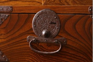 和製アンティーク　美品!!　明治大正期　前面欅(ケヤキ)材　杢目を活かしたデザインが魅力的な最上箪笥ローボード(時代箪笥、和たんす、収納タンス、整理箪笥、収納棚、戸棚、テレビ台、TV台、TVボード、テレビボード)(R-079779)