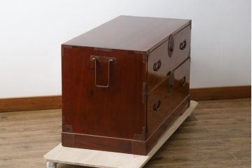 和製アンティーク　美品!!　明治大正期　前面欅(ケヤキ)材　金具と木の素朴でやさしい色合いが魅力的な最上箪笥ローチェスト(引き出し、時代箪笥、和たんす、衣装タンス、収納箪笥、整理箪笥、テレビ台、TV台、テレビボード、ローボード)(R-079781)