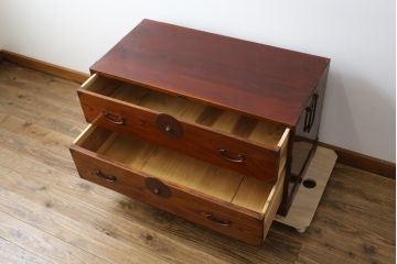和製アンティーク　美品!!　明治大正期　前面欅(ケヤキ)材　金具と木の素朴でやさしい色合いが魅力的な最上箪笥ローチェスト(引き出し、時代箪笥、和たんす、衣装タンス、収納箪笥、整理箪笥、テレビ台、TV台、テレビボード、ローボード)(R-079781)