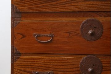 和製アンティーク　美品!!　明治大正期　前面欅(ケヤキ)材　金具と木の素朴でやさしい色合いが魅力的な最上箪笥ローチェスト(引き出し、時代箪笥、和たんす、衣装タンス、収納箪笥、整理箪笥、テレビ台、TV台、テレビボード、ローボード)(R-079781)