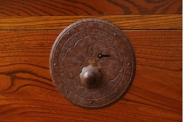 和製アンティーク　美品!!　明治大正期　前面欅(ケヤキ)材　金具と木の素朴でやさしい色合いが魅力的な最上箪笥ローチェスト(引き出し、時代箪笥、和たんす、衣装タンス、収納箪笥、整理箪笥、テレビ台、TV台、テレビボード、ローボード)(R-079781)