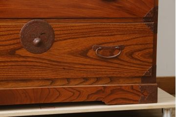 和製アンティーク　美品!!　明治大正期　前面欅(ケヤキ)材　金具と木の素朴でやさしい色合いが魅力的な最上箪笥ローチェスト(引き出し、時代箪笥、和たんす、衣装タンス、収納箪笥、整理箪笥、テレビ台、TV台、テレビボード、ローボード)(R-079781)