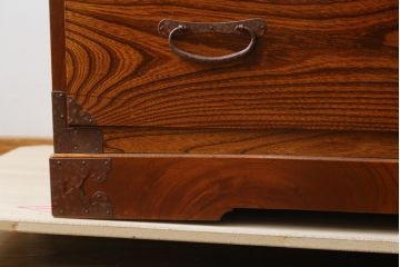 和製アンティーク　美品!!　明治大正期　前面欅(ケヤキ)材　金具と木の素朴でやさしい色合いが魅力的な最上箪笥ローチェスト(引き出し、時代箪笥、和たんす、衣装タンス、収納箪笥、整理箪笥、テレビ台、TV台、テレビボード、ローボード)(R-079781)