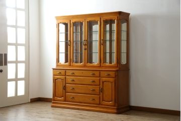 中古　美品!!　横浜クラシック家具　ダニエル(Daniel)　エトランジェ(Etranger)　E-207サイドボード　E-112横長整理箪笥　上品な佇まいの三面ガラスキャビネット(キュリオケース、ショーケース、ディスプレイケース、コレクションケース、食器棚、カップボード、飾り棚、戸棚、収納棚)(定価約185万円)(R-079782)