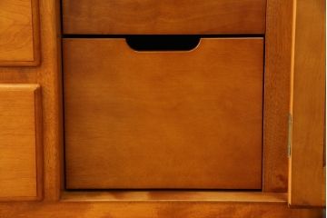 中古　美品!!　横浜クラシック家具　ダニエル(Daniel)　エトランジェ(Etranger)　E-207サイドボード　E-112横長整理箪笥　上品な佇まいの三面ガラスキャビネット(キュリオケース、ショーケース、ディスプレイケース、コレクションケース、食器棚、カップボード、飾り棚、戸棚、収納棚)(定価約185万円)(R-079782)