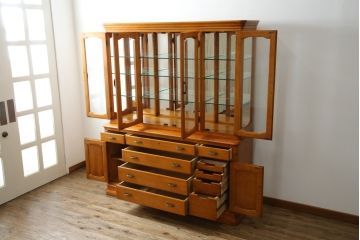 中古　美品!!　横浜クラシック家具　ダニエル(Daniel)　エトランジェ(Etranger)　E-207サイドボード　E-112横長整理箪笥　上品な佇まいの三面ガラスキャビネット(キュリオケース、ショーケース、ディスプレイケース、コレクションケース、食器棚、カップボード、飾り棚、戸棚、収納棚)(定価約185万円)(R-079782)