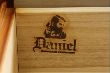 中古　美品!!　横浜クラシック家具　ダニエル(Daniel)　エトランジェ(Etranger)　E-207サイドボード　E-112横長整理箪笥　上品な佇まいの三面ガラスキャビネット(キュリオケース、ショーケース、ディスプレイケース、コレクションケース、食器棚、カップボード、飾り棚、戸棚、収納棚)(定価約185万円)(R-079782)