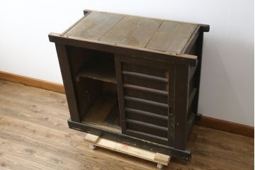 和製アンティーク　京都産　横桟引き戸が和モダンな雰囲気を高める三尺水屋箪笥サイドボード(食器棚、収納棚、戸棚、キャビネット、店舗什器)(R-079786)
