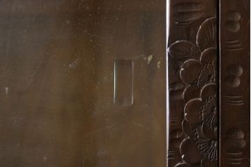 和製ビンテージ　軽井沢彫り　三段重ね　繊細かつ大胆な彫り込みが目を引くガラス戸棚付き和箪笥(和タンス、収納箪笥、和服箪笥、着物タンス、衣装たんす、ヴィンテージ)(R-079787)