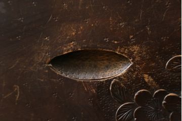 和製ビンテージ　軽井沢彫り　三段重ね　繊細かつ大胆な彫り込みが目を引くガラス戸棚付き和箪笥(和タンス、収納箪笥、和服箪笥、着物タンス、衣装たんす、ヴィンテージ)(R-079787)