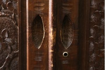 和製ビンテージ　軽井沢彫り　繊細かつ大胆な彫り込みが目を引く和箪笥(収納箪笥、和服箪笥、着物タンス、衣装たんす、ヴィンテージ)(R-079789)
