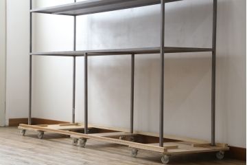 中古　ヨーロッパ　ブランド家具　特注　オーダー品!!　美しいシルエットのアイアンラック(オープンラック、シェルフ、店舗什器、飾り棚、陳列棚)(製作費約30万円)(R-079792)