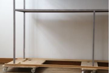 中古　ヨーロッパ　ブランド家具　特注　オーダー品!!　美しいシルエットのアイアンラック(オープンラック、シェルフ、店舗什器、飾り棚、陳列棚)(製作費約30万円)(R-079792)