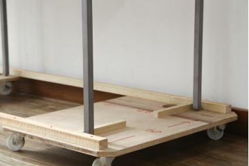 中古　ヨーロッパ　ブランド家具　特注　オーダー品!!　美しいシルエットのアイアンラック(オープンラック、シェルフ、店舗什器、飾り棚、陳列棚)(製作費約30万円)(R-079792)