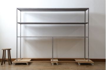中古　ヨーロッパ　ブランド家具　特注　オーダー品!!　美しいシルエットのアイアンラック(オープンラック、シェルフ、店舗什器、飾り棚、陳列棚)(製作費約30万円)(R-079792)