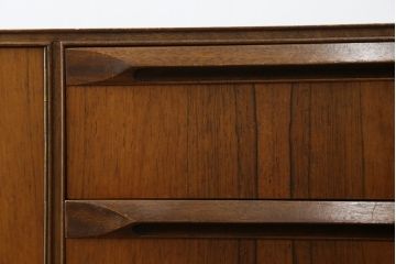 イギリスビンテージ　A.H.McIntosh(マッキントッシュ)社　深みある木の色合いが魅力のサイドボード(サイドキャビネット、リビングボード、収納棚、戸棚、引き出し、ヴィンテージ、英国、北欧)(R-079793)