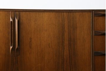 イギリスビンテージ　A.H.McIntosh(マッキントッシュ)社　深みある木の色合いが魅力のサイドボード(サイドキャビネット、リビングボード、収納棚、戸棚、引き出し、ヴィンテージ、英国、北欧)(R-079793)