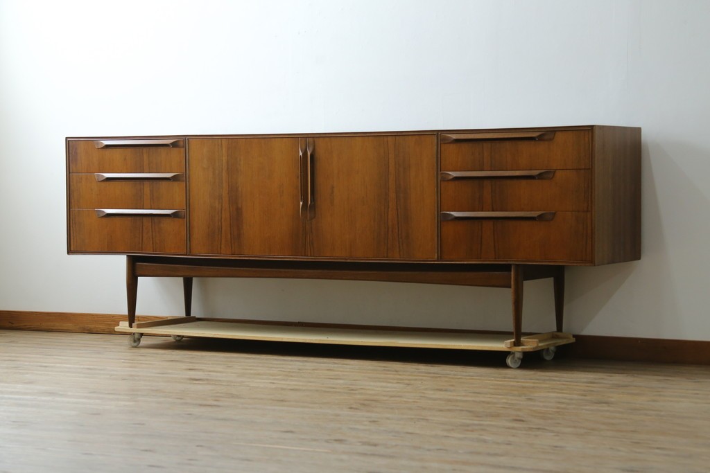 イギリスヴィンテージ　A.H.McIntosh(マッキントッシュ)社　深みある木の色合いが魅力のサイドボード　(R-079793)