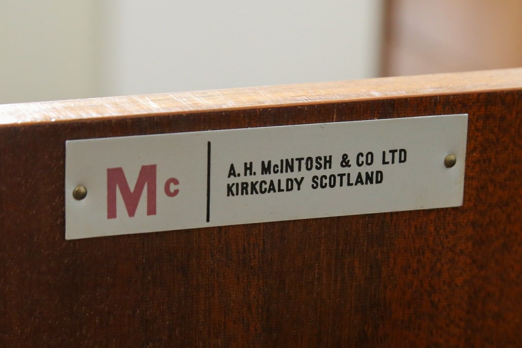 イギリスヴィンテージ　A.H.McIntosh(マッキントッシュ)社　深みある木の色合いが魅力のサイドボード　(R-079793)